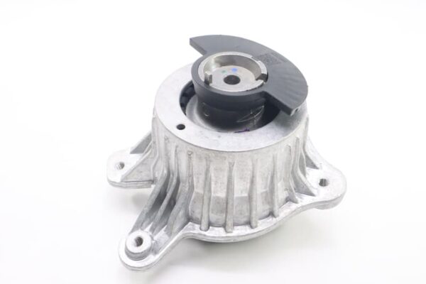 W205 ENGINE MOUNT